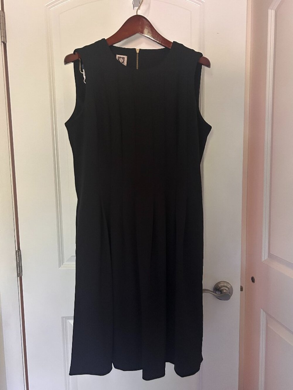 Anne Klein Black Sleeveless Pleated Dress Gold Back Zipper Side Pockets Size 12